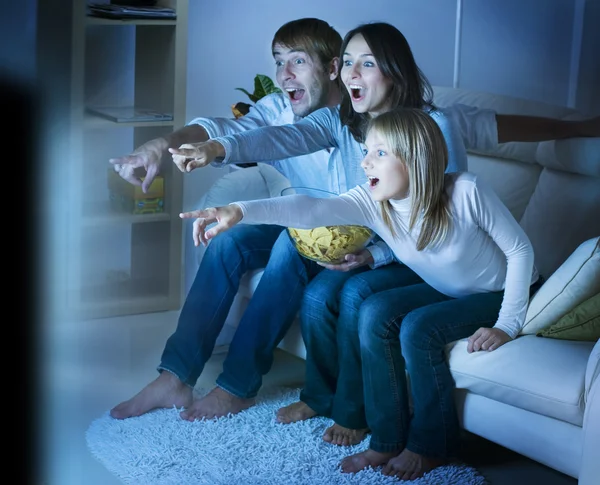 Família assistindo TV com programação diversificada da Prime IPTV